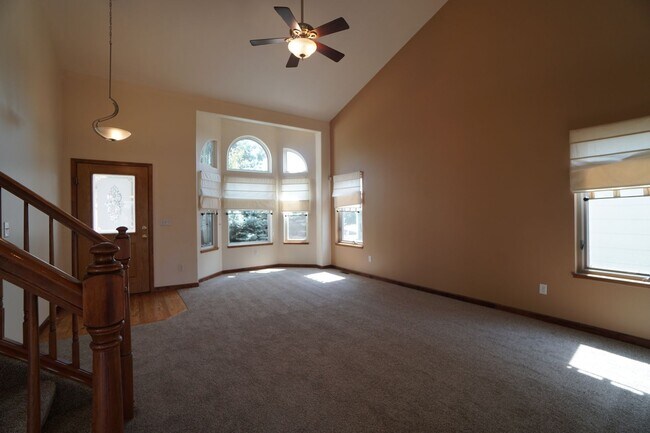 Building Photo - 4244 Round Hill Dr