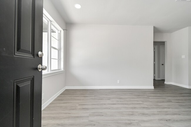 Building Photo - 638 Spell St