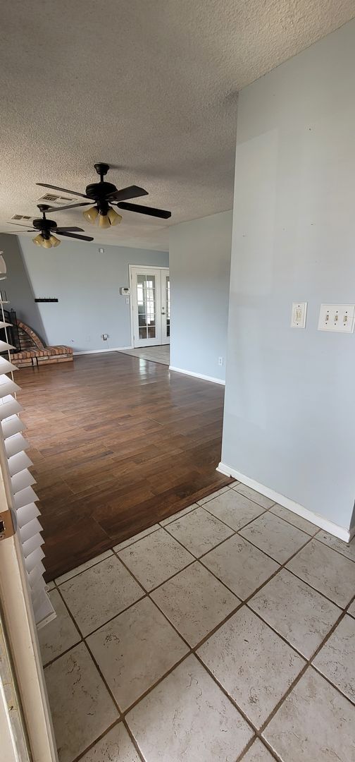 Building Photo - Available NOW!! 4 Bedroom!