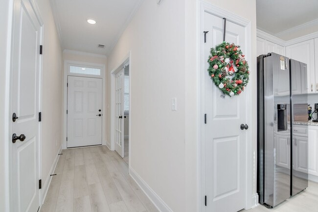 Building Photo - 3 Bedroom 2 Bathroom Ranch