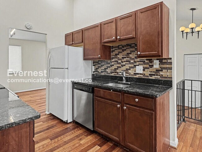 Building Photo - 3 Bed/3 Bath Home with Garage / Pet-Friendly / Vouchers Accepted / Available Now!