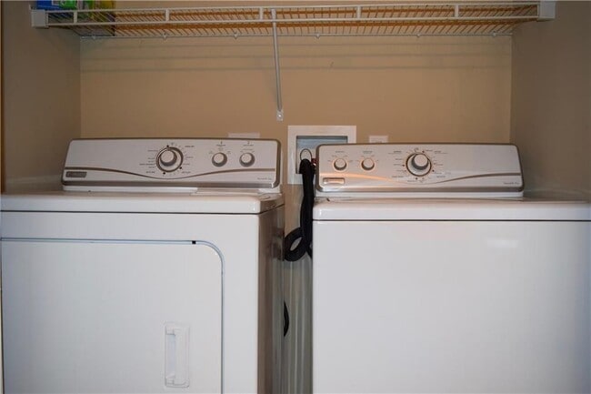 Building Photo - 1815 SW White Birch Cir #5