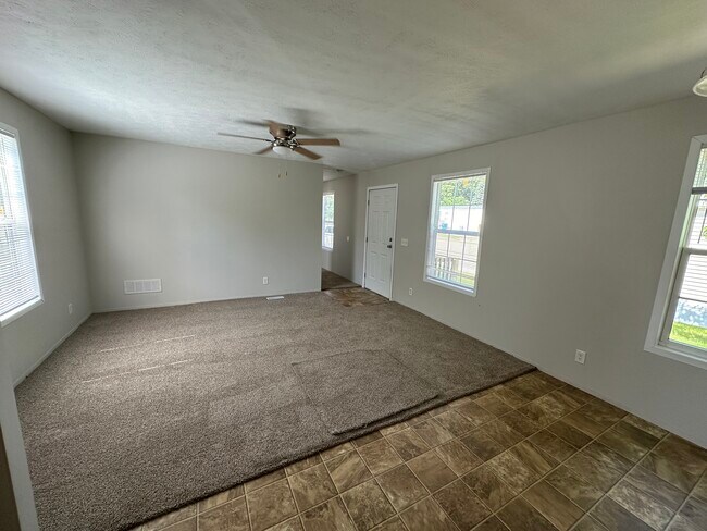 Building Photo - 3 bed/2 bath for less than apartment rent
