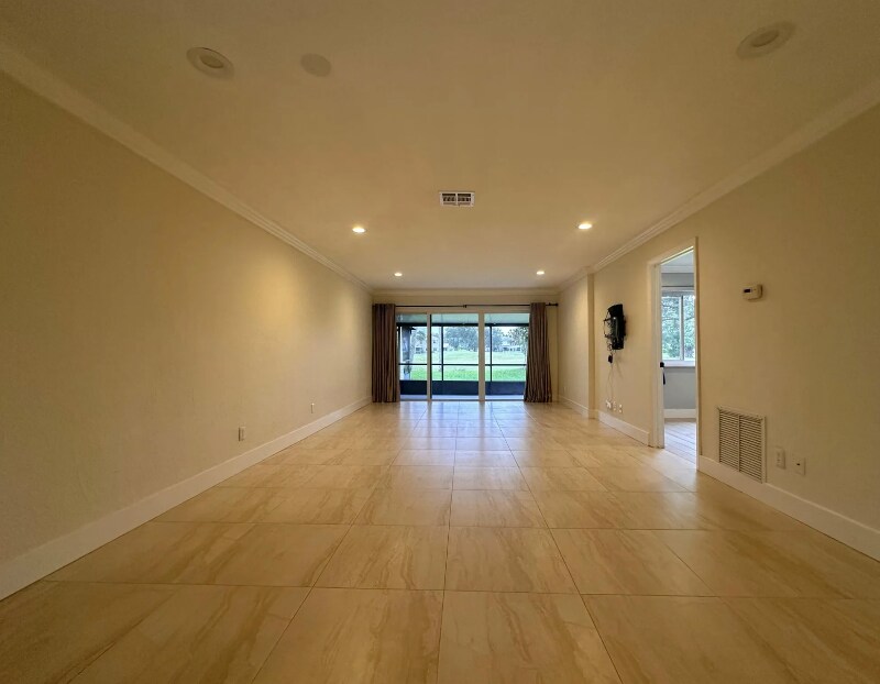 Building Photo - 9638 Oakburst Ln