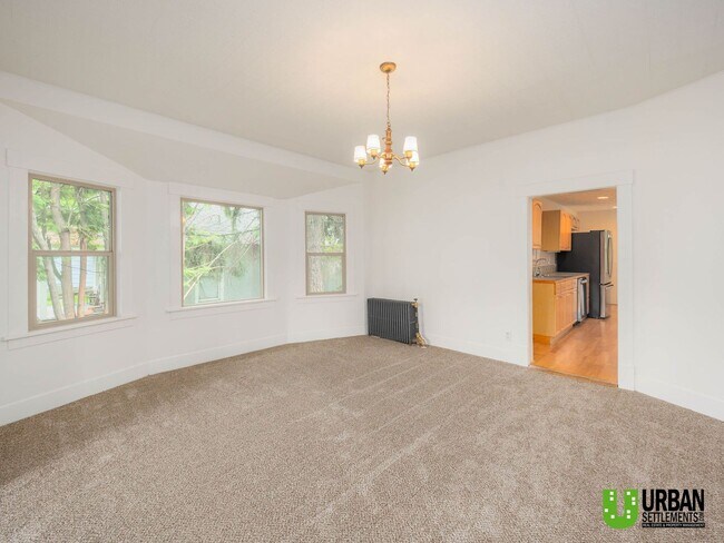 Foto del edificio - Spacious 4-Bedroom Home with 2-Car Garage, Basement Storage & Flexible Living Space in North Spokane