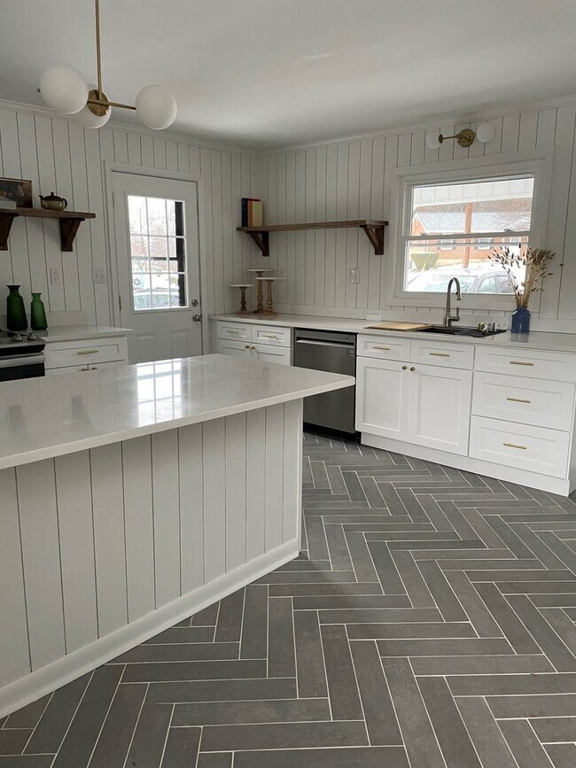 Foto del edificio - 4 Bedroom Remodeled House off Old Forest Road