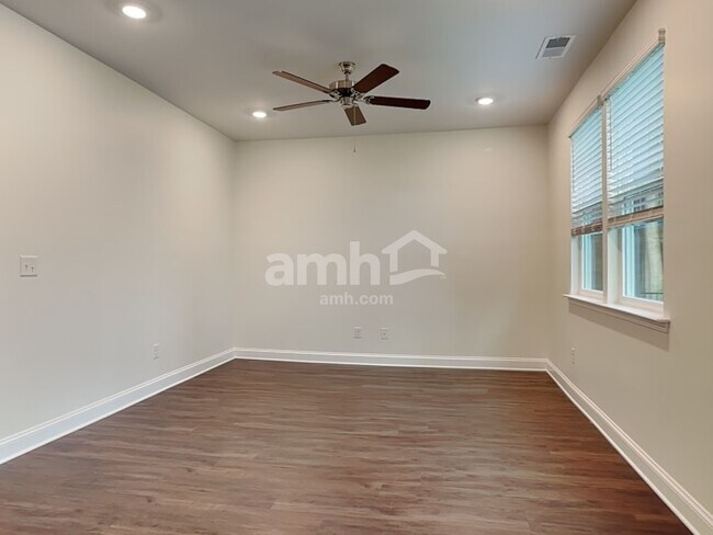 Foto del edificio - 605 Rivermist Dr