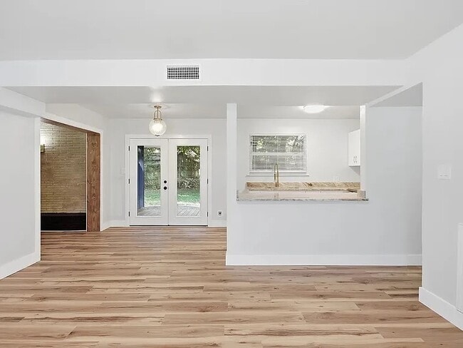 Building Photo - 522 S Edgewood Cir