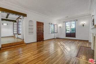 Building Photo - 449 N Sweetzer Ave