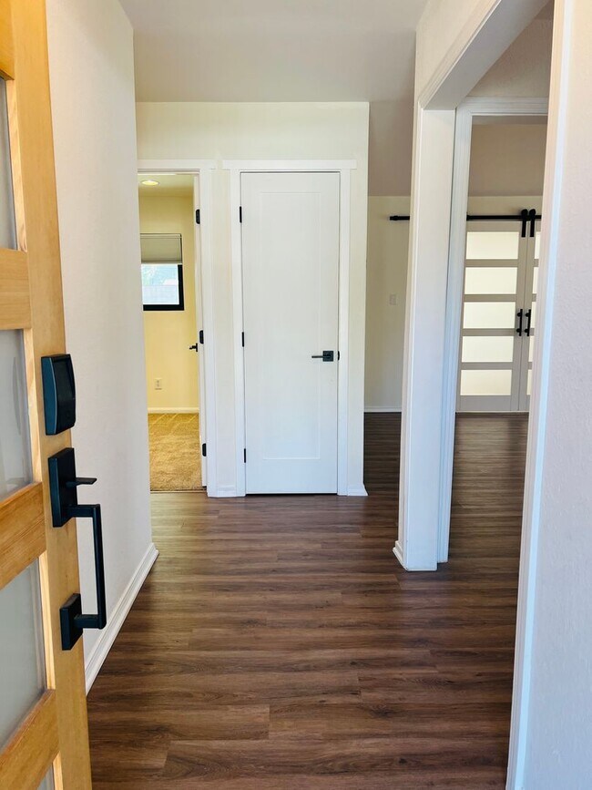 Foto del edificio - Spacious 3 Bedroom 2 Bath Home - Big Backyard – Simi Valley