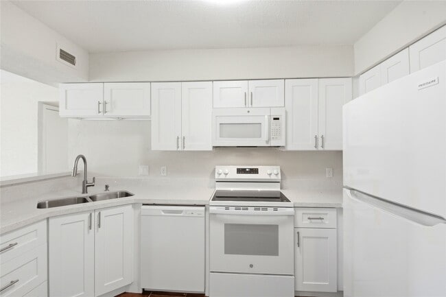 Building Photo - 12500 Sandpiper Dr