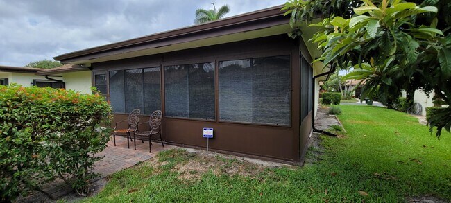 Foto del edificio - 6060 Baywood Ln