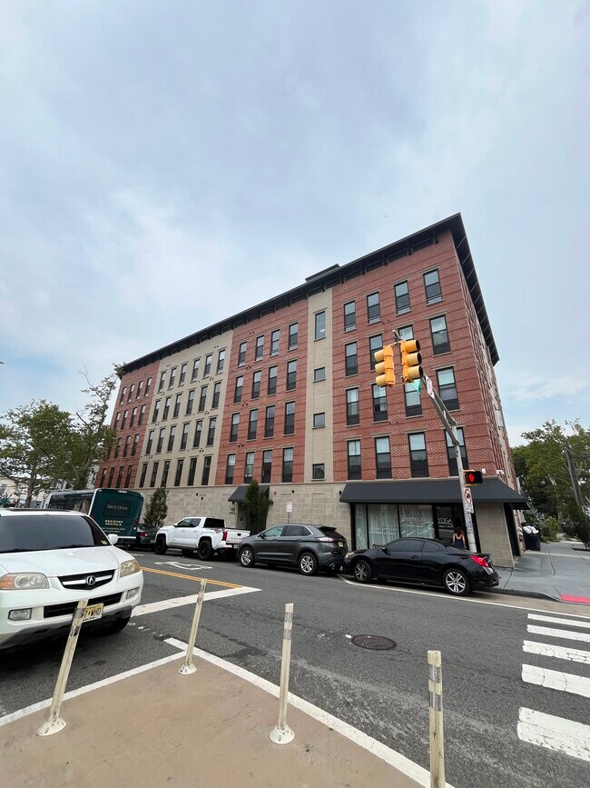 Foto del edificio - 135 Mallory Ave