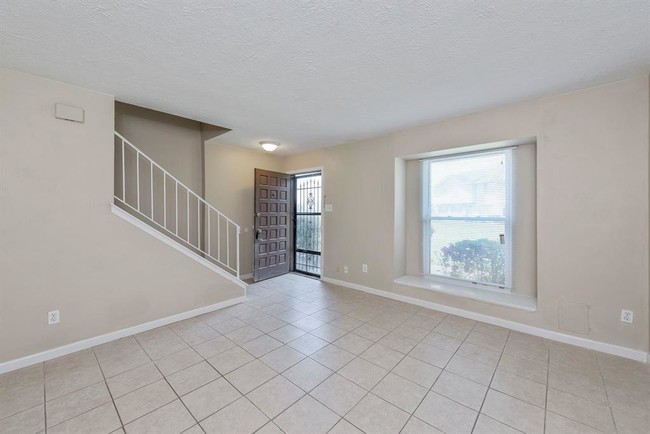 Building Photo - 6979 Chasewood Dr