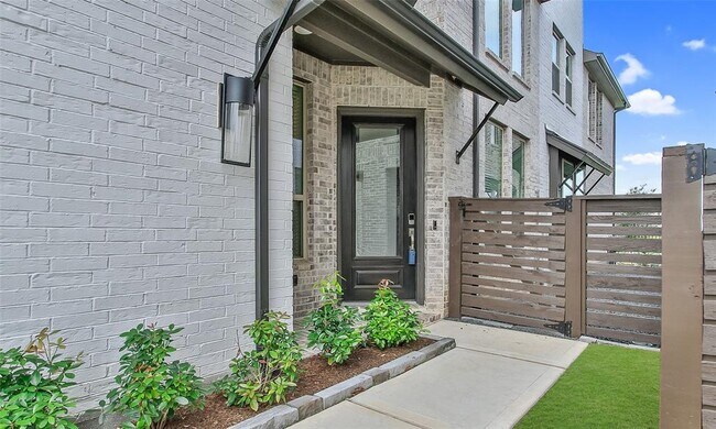Foto del edificio - 16631 Lake Austin St