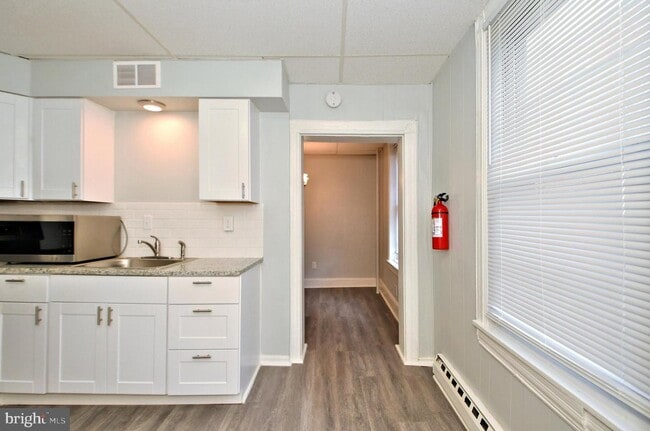 Building Photo - 832 Stanbridge St