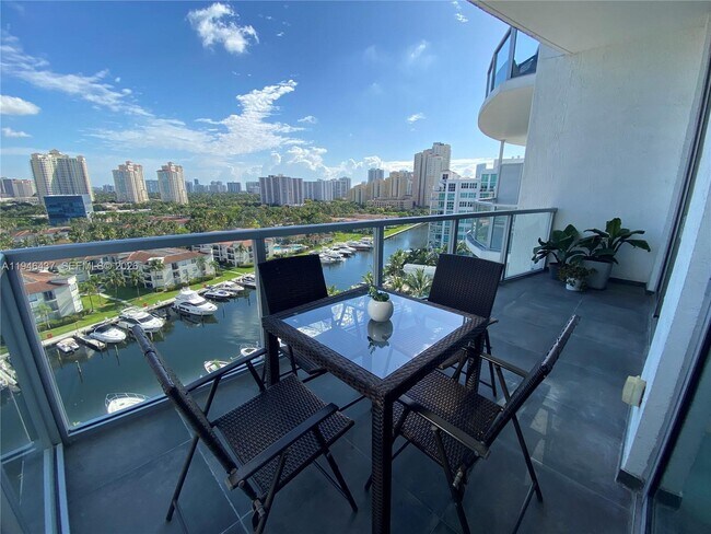 Foto del edificio - 3029 NE 188th St