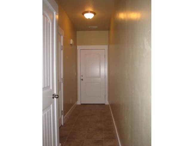 Building Photo - Beautiful Layton Townhome for Rent