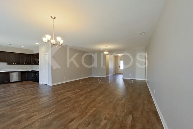 Building Photo - 204 White Oak Cir