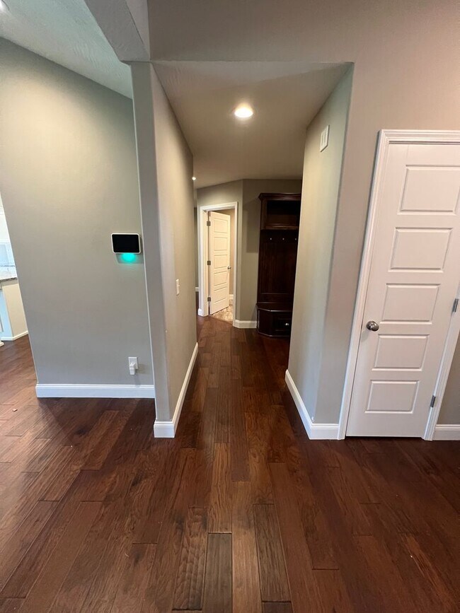 Foto del edificio - 4 Bedroom | 2 Bathroom | 3 Car Garage| Springfield MO | Fire Place | Covered patio!