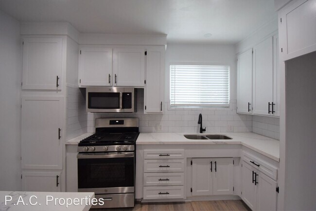 Building Photo - 1 br, 1 bath Apartment - 5117 Laurel Canyo...