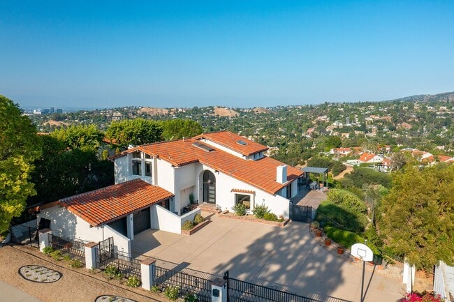 Building Photo - 4372 Park Vicente