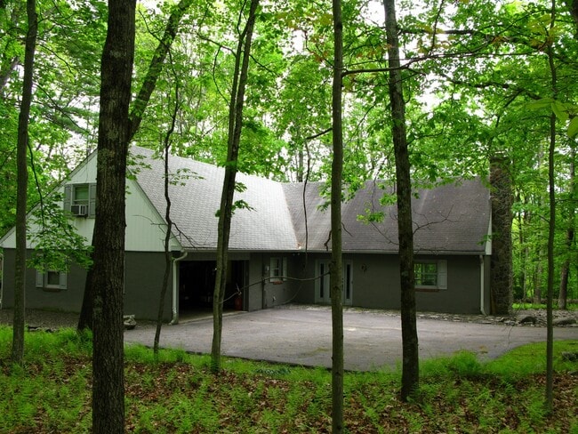 Building Photo - 392 Hallowood Dr