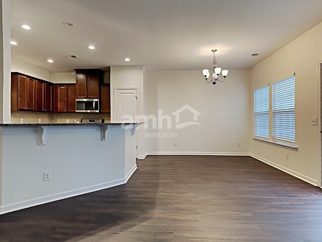 Foto del edificio - 465 Whispering Breeze Ln