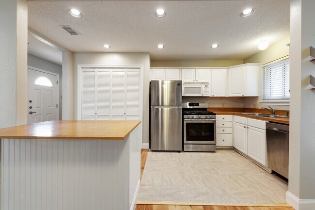 Foto del edificio - 1801 W 37th St