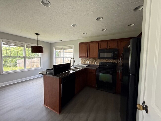 Foto del edificio - Spacious 3 bedroom, 2 bath house near GM, Magna, and Industrial Park.