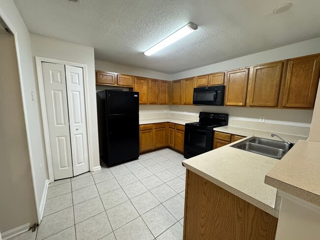 Foto del edificio - Updated 3BR/2BA Westside Condo