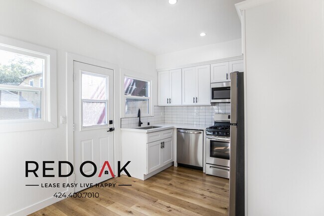 Building Photo - Gorgeous Completely Remodeled Bright and S...