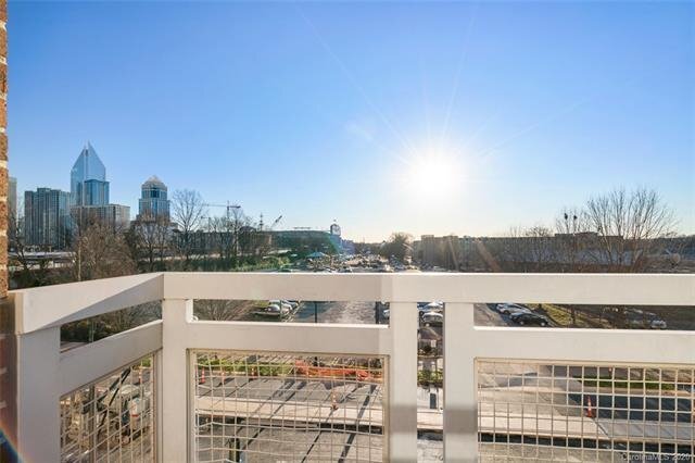 Foto del edificio - Your Urban Oasis Awaits! Condo in Uptown C...