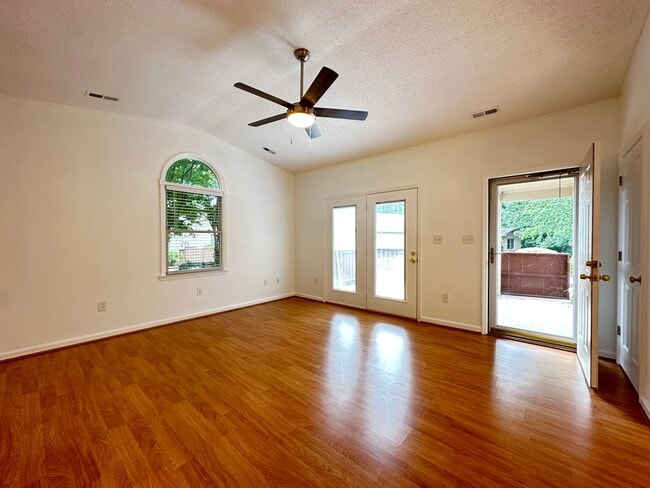 Building Photo - Beaver Creek 3 Bedroom/2 Bathroom Condo wi...