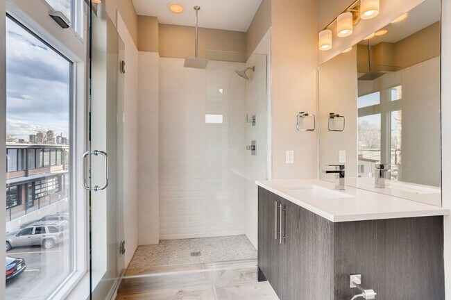 Building Photo - Sunnyside 3 Bedroom Townhomes for Rent