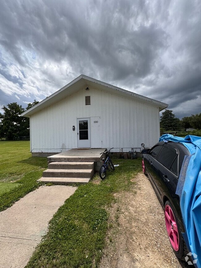 Building Photo - 1120 N Eisenhower Dr