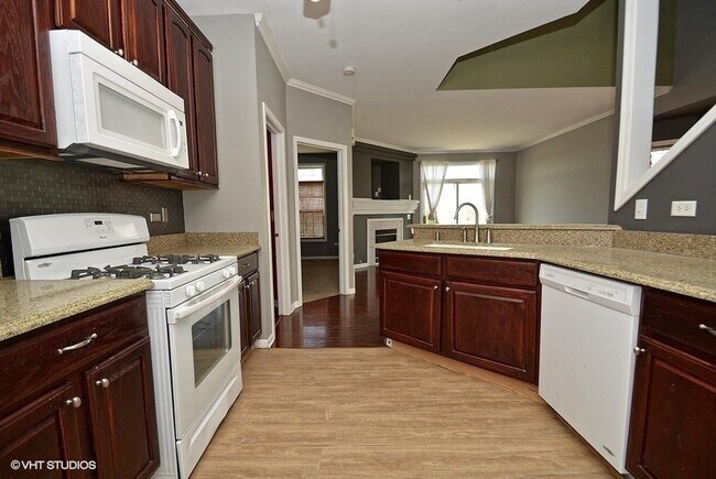 Building Photo - 552 Pinebrook Dr
