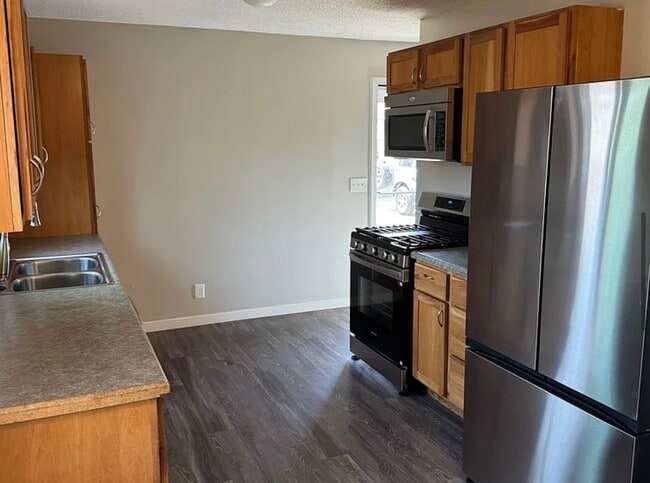 Building Photo - 930 Larpenteur Ave W