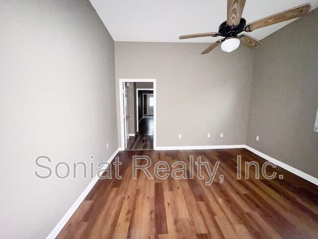 Building Photo - 2433 St Anthony St