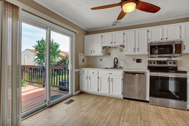 Foto del edificio - Spacious 4-Level Home with Deck, Workshop ...