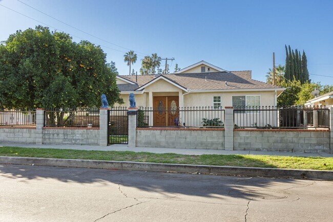 Foto del edificio - Spacious Mission Hills Home – Modern Comfo...