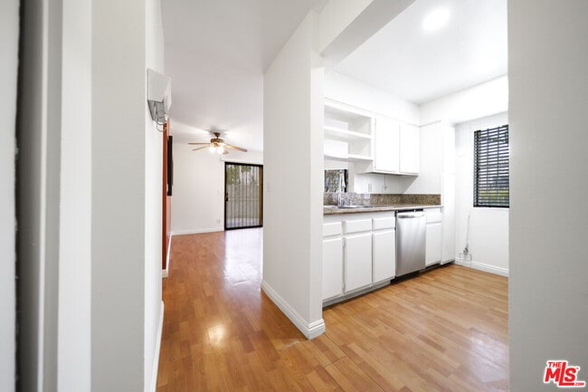 Building Photo - 1425 W 12th St