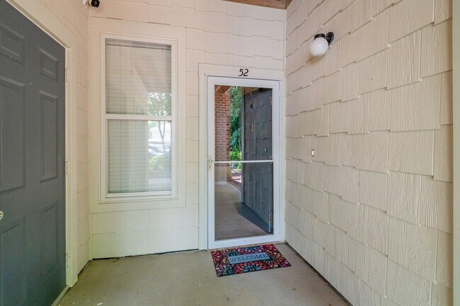 Foto del edificio - Waterfront Living at Its Finest - Beautifully Remodeled 3BR/2BA, 1st Floor, End Unit Condo on Lak...