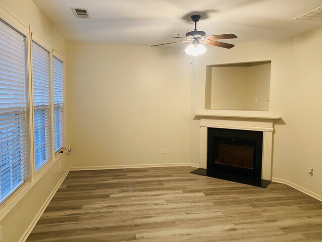 Building Photo - 3330 Castleberry Village Cir