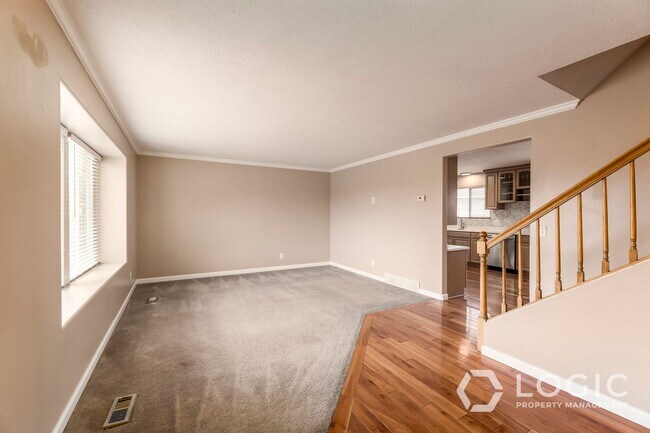 Building Photo - Gorgeous Home in Sandy!