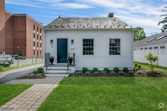 Building Photo - 25 Maple Ave