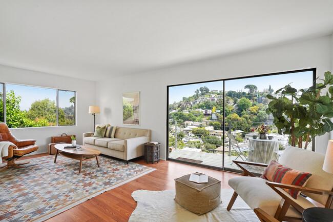 Foto del edificio - 1744 Redesdale Ave