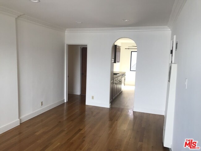 Foto del edificio - 632 N Sweetzer Ave