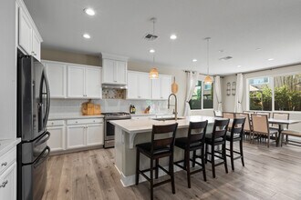 Building Photo - 978 Day Lily Dr