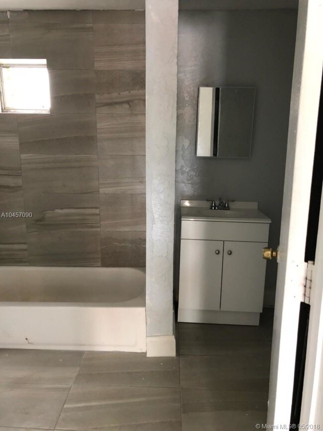 Foto del edificio - 1145 NW 28th St